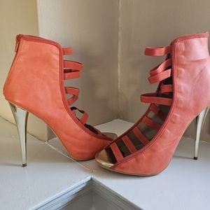 Neon orange heels with Gold tips and heel 👠 size 11